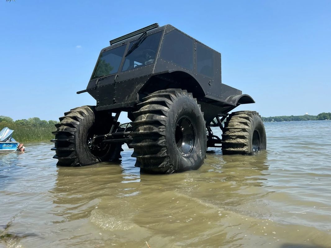 TUT amphibious 6x6 utility truck driving in water